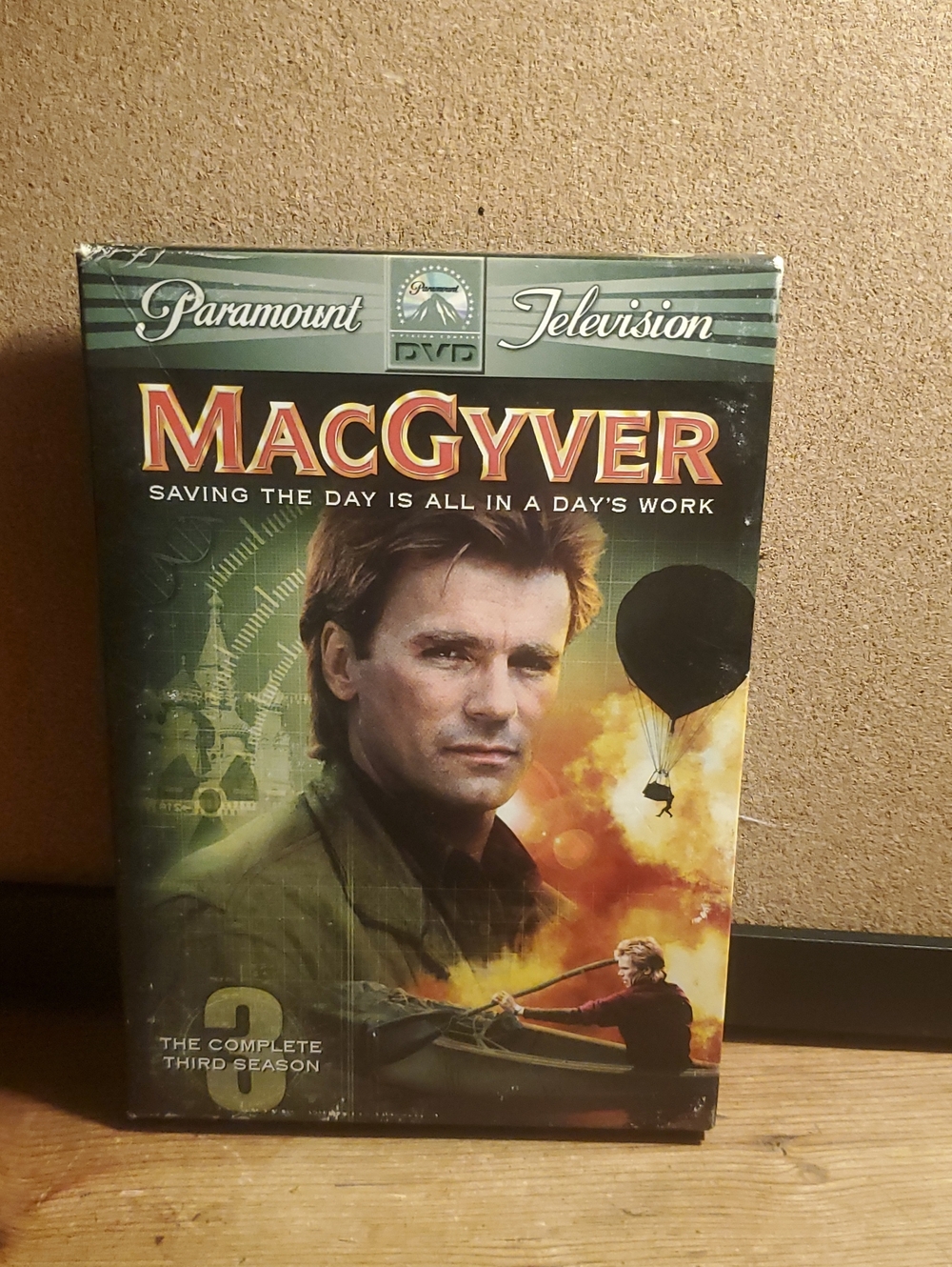 Paramount MacGyver DVD Season 3 - Green & Red Cover